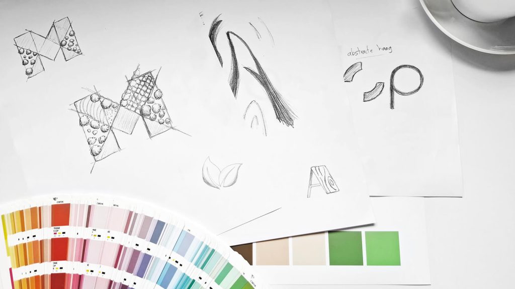 schetsen van diverse logo ontwerpen