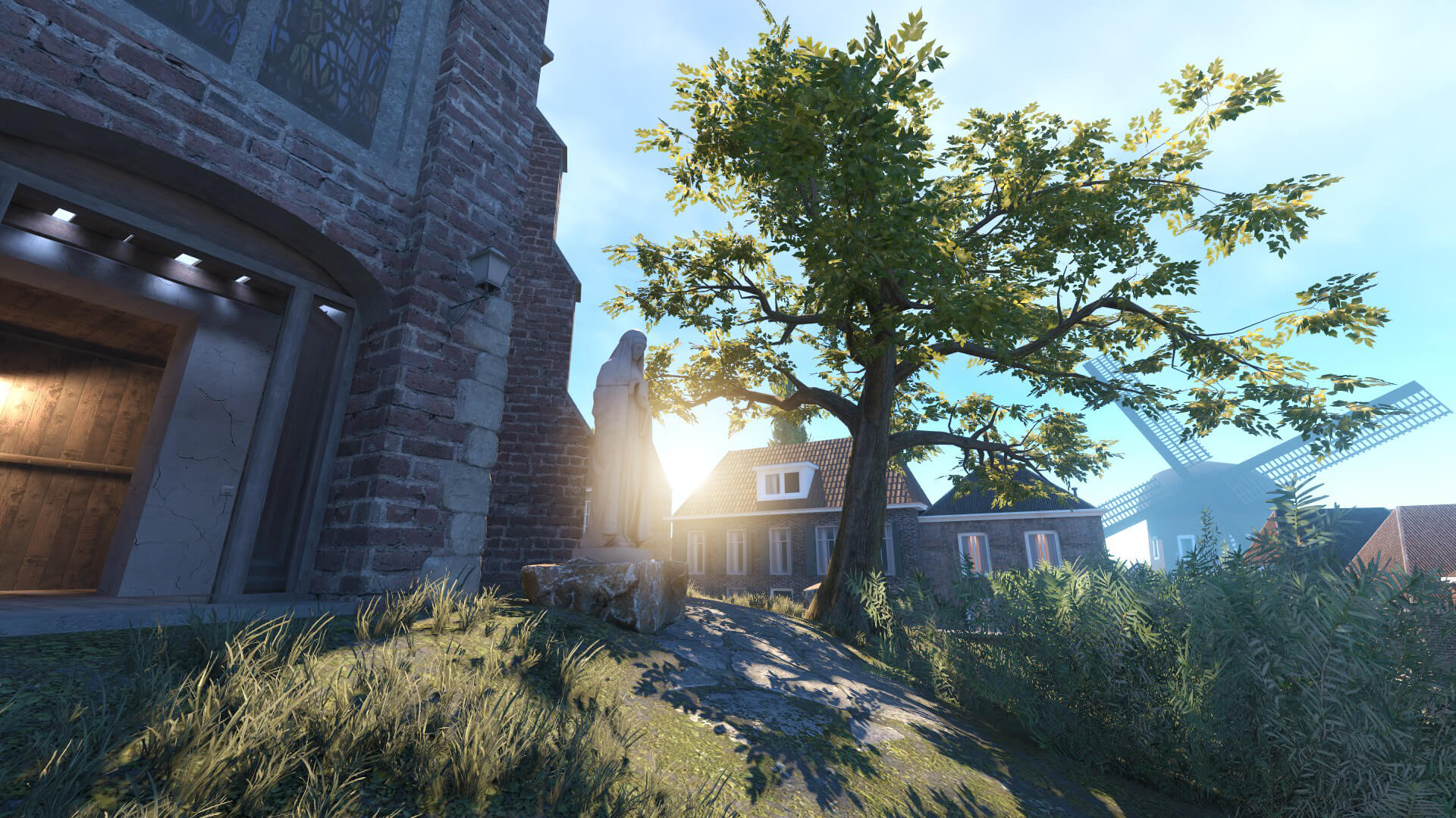 Sfeerbeeld bij de kerk met standbeeld, boom en zonlicht in Counter-Strike 2 map VESPER