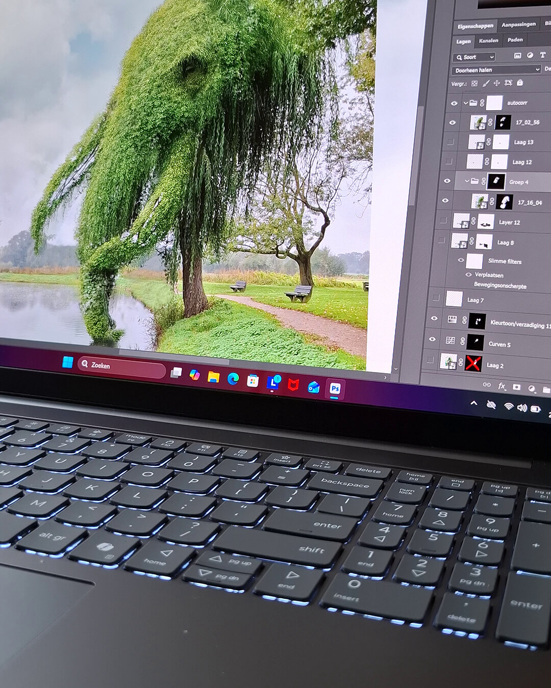 Beeldbewerking in Photoshop op een laptop tijdens ontwerpproces