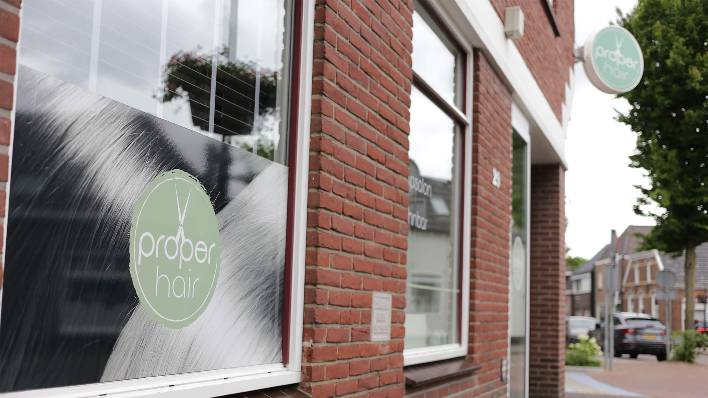 Buitenreclame van kapsalon Proper Hair in Aalten